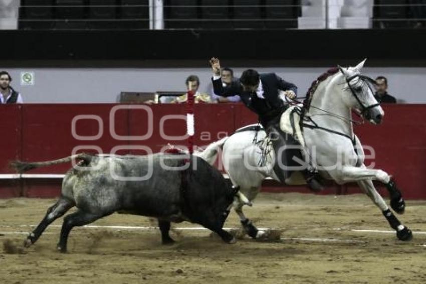 ACROPOLIS. CORRIDA DEL 5 DE MAYO