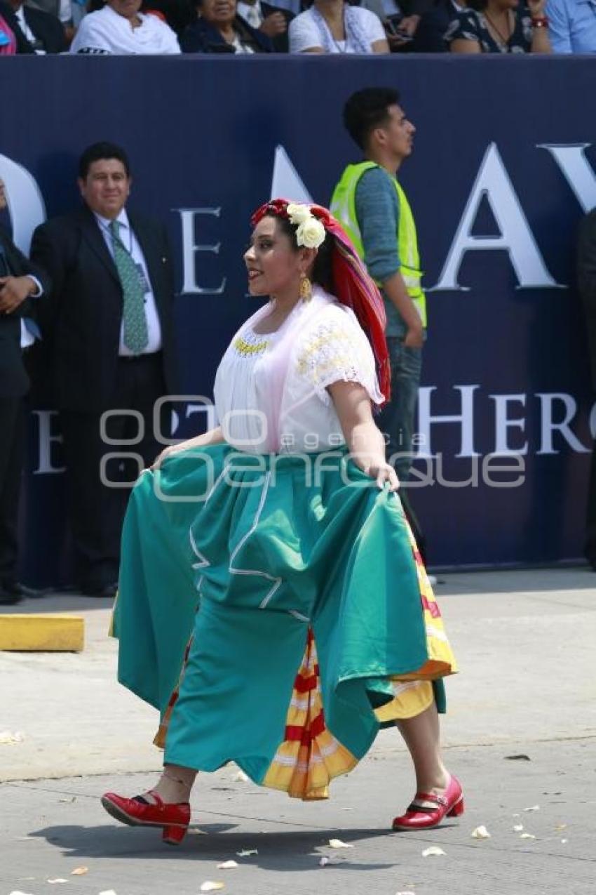 5 DE MAYO . DESFILE