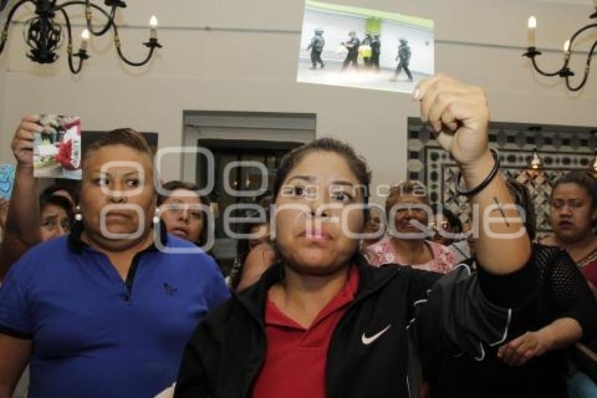 MANIFESTANTES CONTRA RAFA NUÑEZ