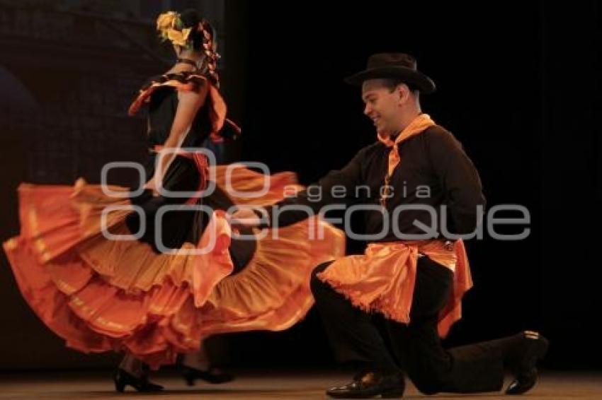 BAILE FOLKLÓRICO EN PAREJAS