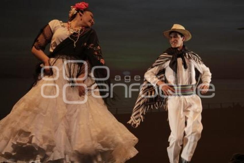 BAILE FOLKLÓRICO EN PAREJAS