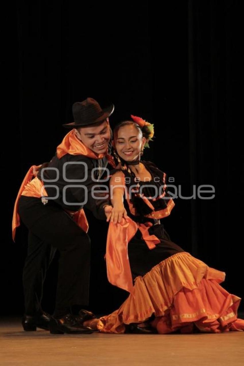 BAILE FOLKLÓRICO EN PAREJAS