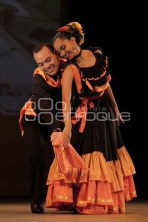 BAILE FOLKLÓRICO EN PAREJAS