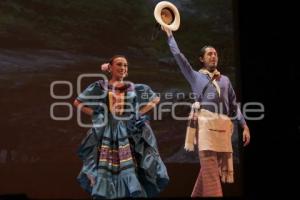 BAILE FOLKLÓRICO EN PAREJAS