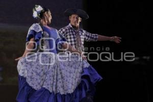 BAILE FOLKLÓRICO EN PAREJAS