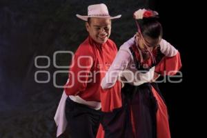 BAILE FOLKLÓRICO EN PAREJAS