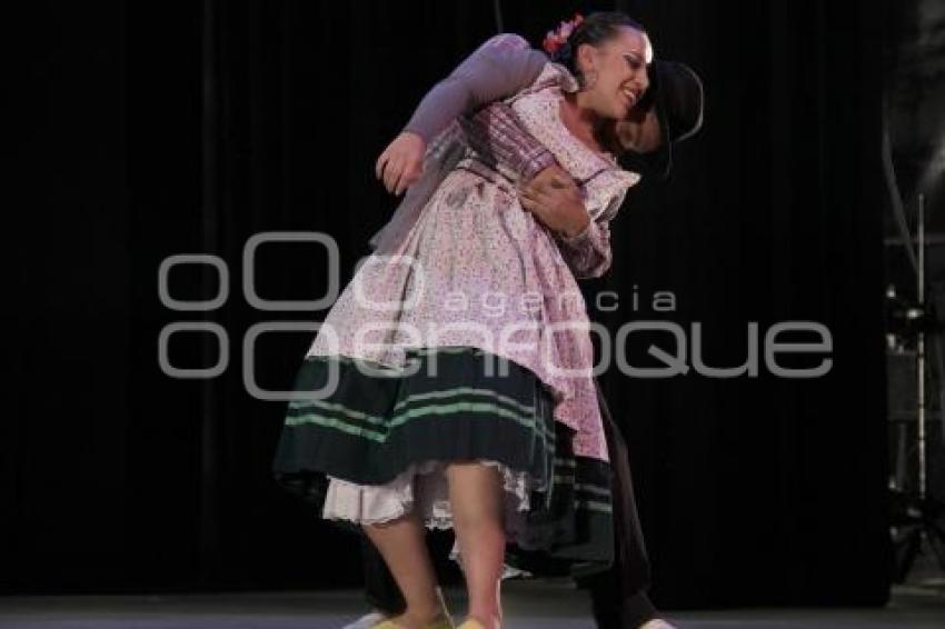 BAILE FOLKLÓRICO EN PAREJAS