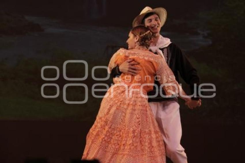 BAILE FOLKLÓRICO EN PAREJAS