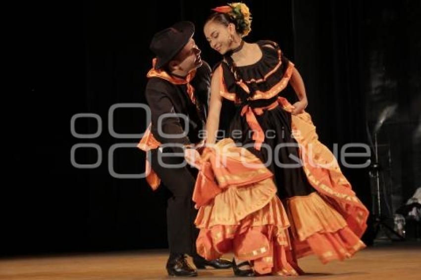 BAILE FOLKLÓRICO EN PAREJAS