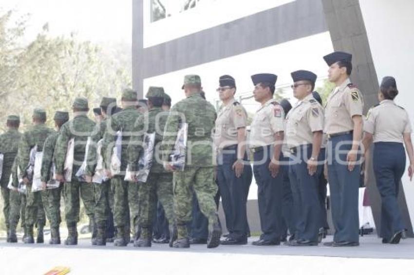 SEDENA . ENTREGA DE UNIFORMES