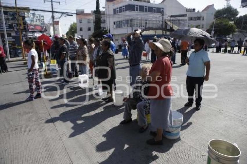 MANIFESTACIÓN . AGUA