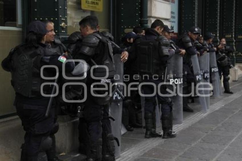 SEGURIDAD . POLICÍAS