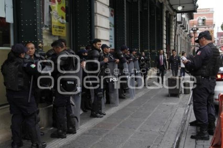 SEGURIDAD . POLICÍAS