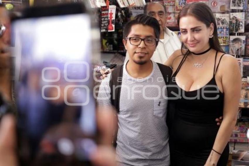CELIA LORA FIRMA DE AUTÓGRAFOS