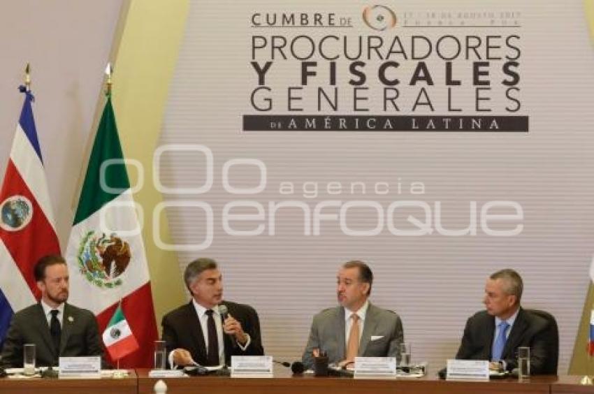 CUMBRE DE FISCALES