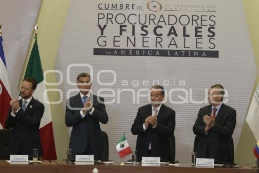 CUMBRE DE FISCALES