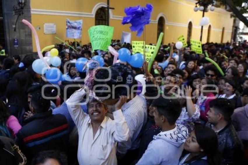 ESTUDIANTES APOYAN A ESPARZA