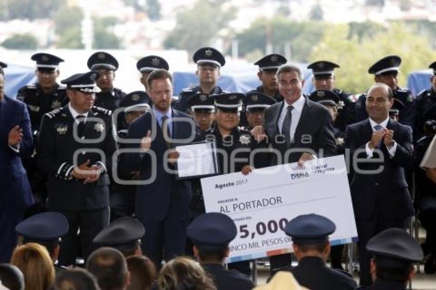 ENTREGA PATRULLAS Y ESTÍMULOS A POLICÍAS