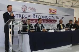 ENTREGA RECONOCIMIENTO POLICÍAS