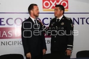 ENTREGA RECONOCIMIENTO POLICÍAS