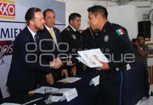 ENTREGA RECONOCIMIENTO POLICÍAS