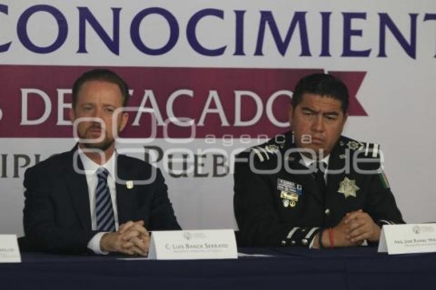 ENTREGA RECONOCIMIENTO POLICÍAS