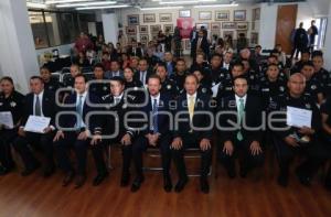 ENTREGA RECONOCIMIENTO POLICÍAS