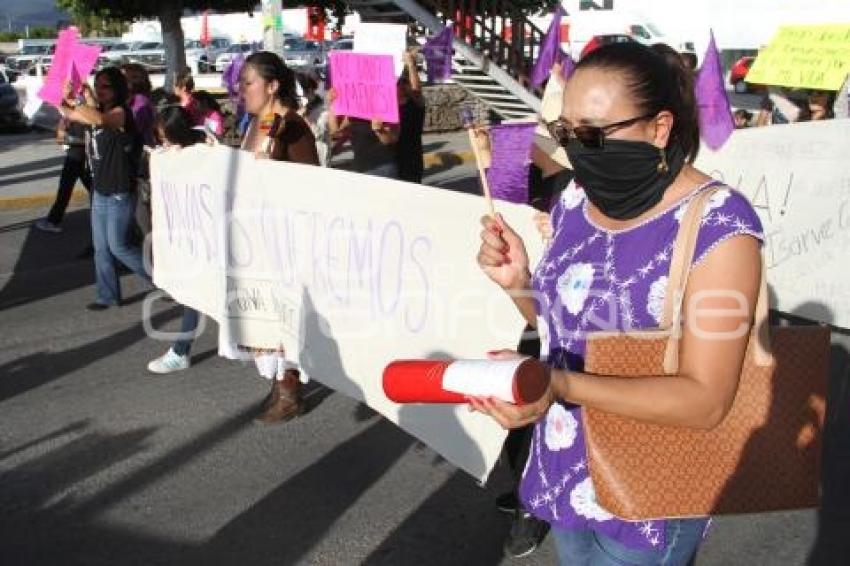 TEHUACÁN . MANIFESTACIÓN FEMINICIDIOS