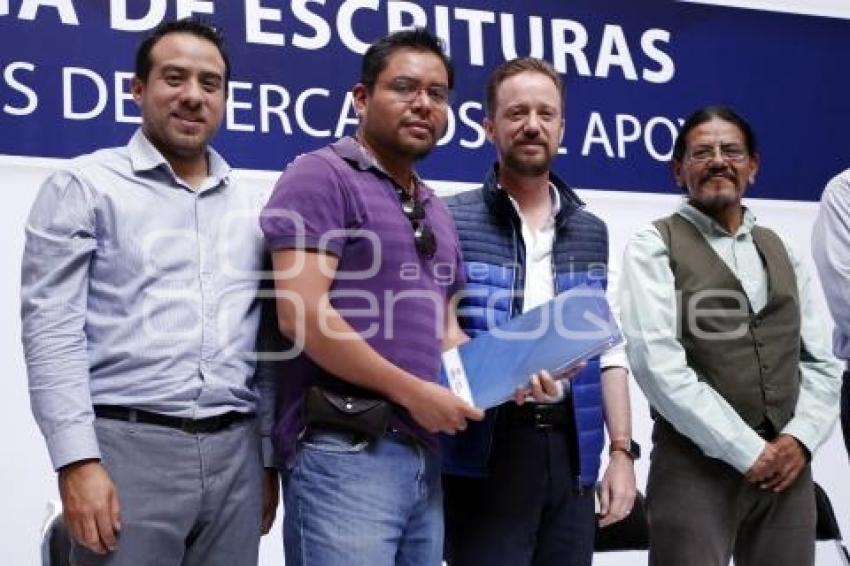 LUIS BANCK . ENTREGA ESCRITURAS MERCADOS