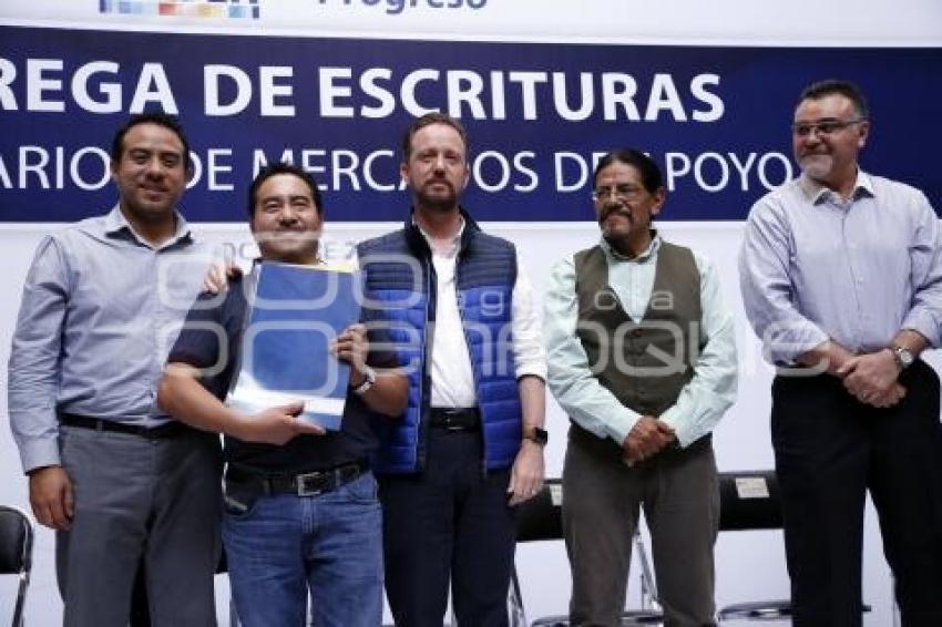 LUIS BANCK . ENTREGA ESCRITURAS MERCADOS