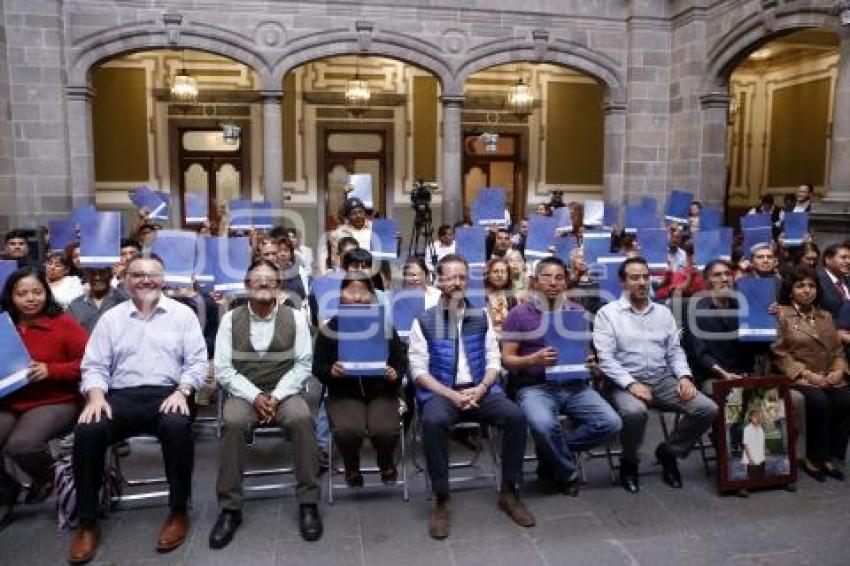 LUIS BANCK . ENTREGA ESCRITURAS MERCADOS