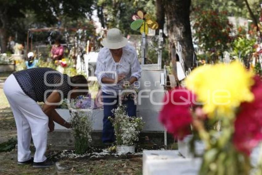 DÍA DE MUERTOS . PANTEONES