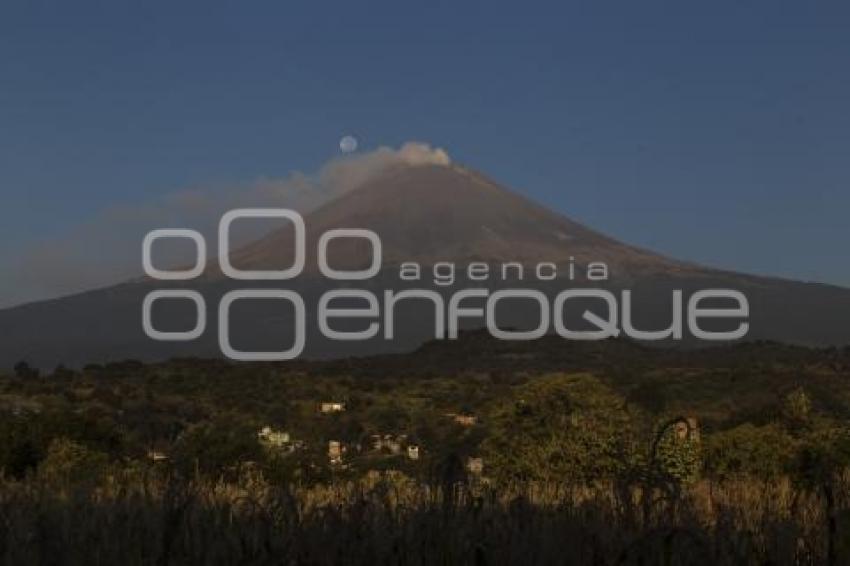 LUNA LLENA Y VOLCÁN POPOCATÉPETL