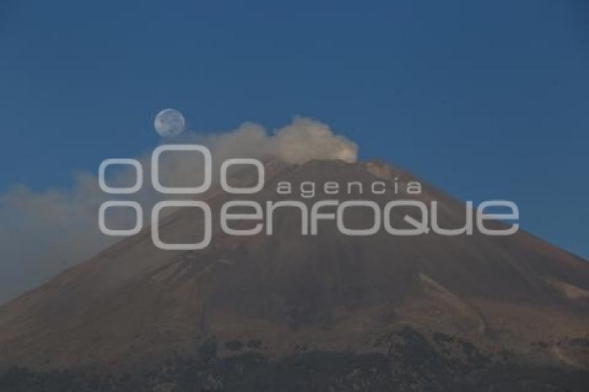 LUNA LLENA Y VOLCÁN POPOCATÉPETL