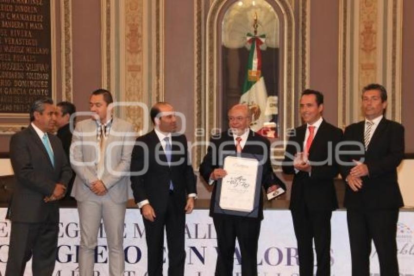 ENTREGA DE MEDALLAS AL MÉRITO