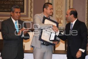 ENTREGA DE MEDALLAS AL MÉRITO