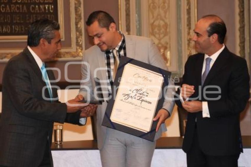 ENTREGA DE MEDALLAS AL MÉRITO