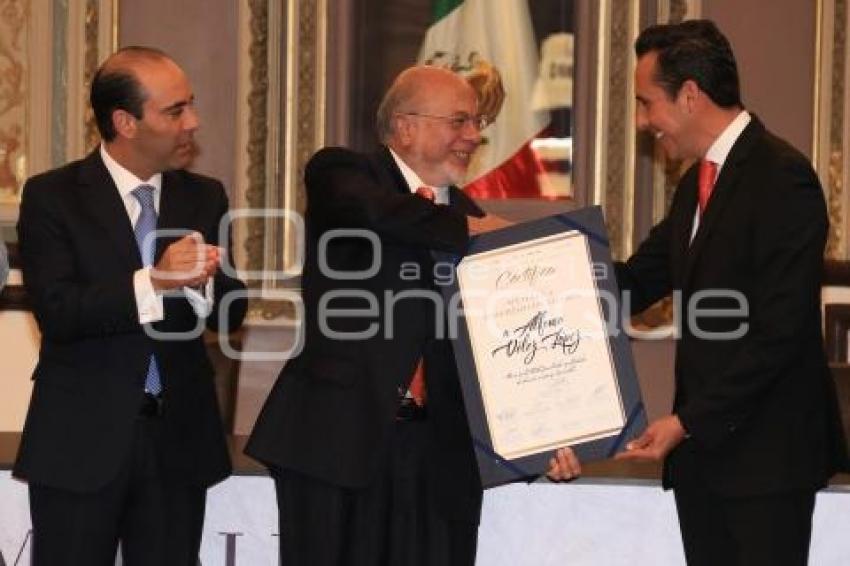 ENTREGA DE MEDALLAS AL MÉRITO