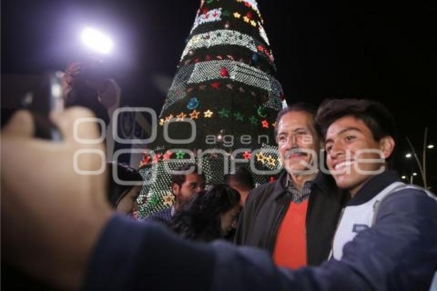 BUAP . ENCENDIDO ÁRBOL DE NAVIDAD