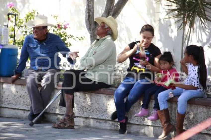 VIDA COTIDIANA . ACATLÁN