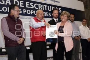 GOBIERNO MUNICIPAL . ENTREGA ESCRITURAS