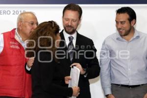 GOBIERNO MUNICIPAL . ENTREGA ESCRITURAS