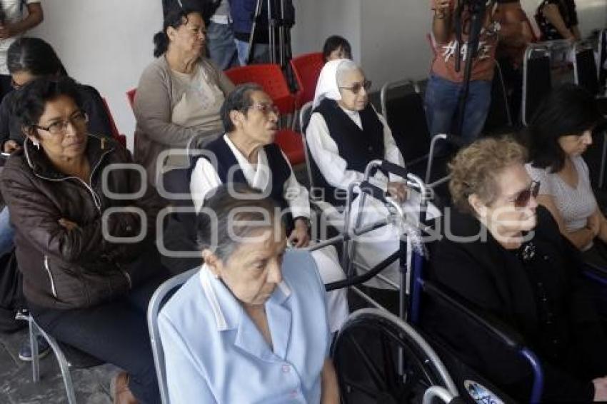 CRUZ ROJA . ENTREGA SILLAS DE RUEDAS
