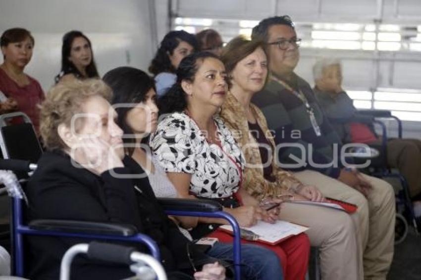 CRUZ ROJA . ENTREGA SILLAS DE RUEDAS