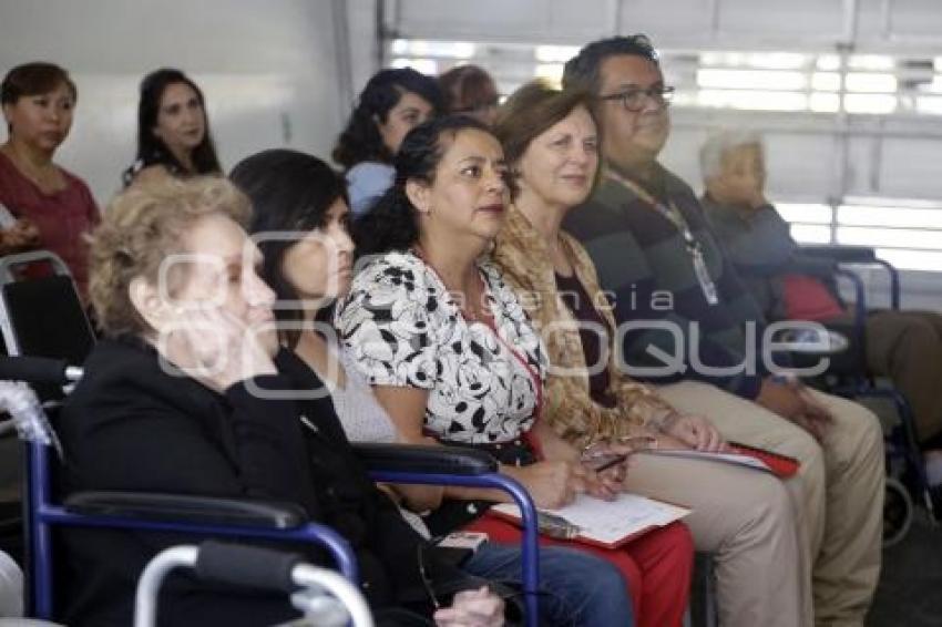 CRUZ ROJA .  ENTREGA SILLAS DE RUEDAS