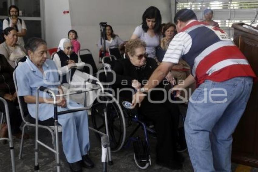 CRUZ ROJA . ENTREGA SILLAS DE RUEDAS