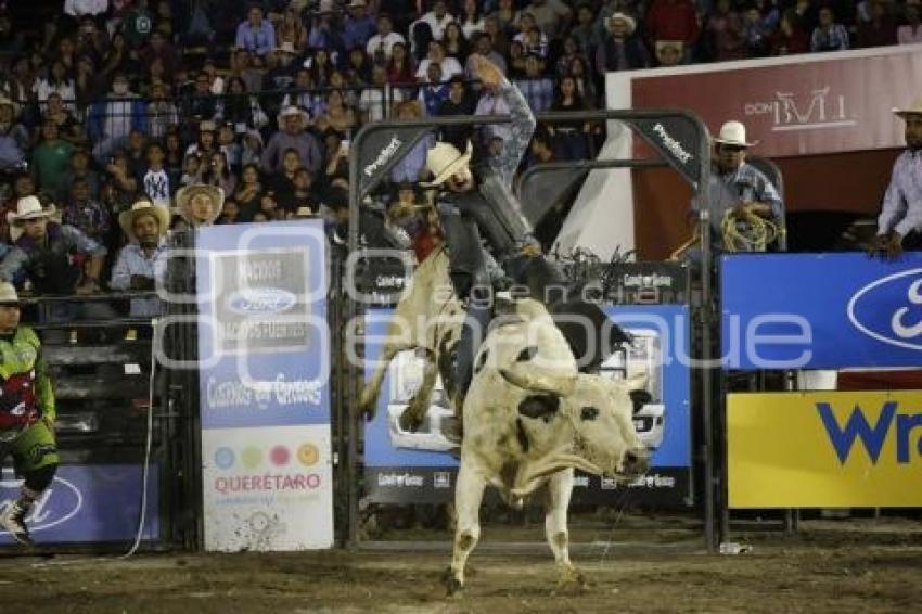 FERIA DE PUEBLA .  CUERNOS CHUECOS