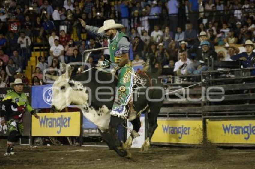 FERIA DE PUEBLA .  CUERNOS CHUECOS