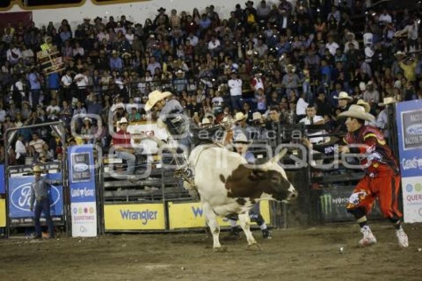 FERIA DE PUEBLA .  CUERNOS CHUECOS