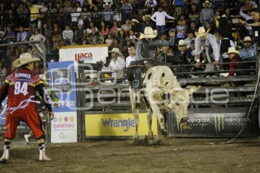 FERIA DE PUEBLA .  CUERNOS CHUECOS